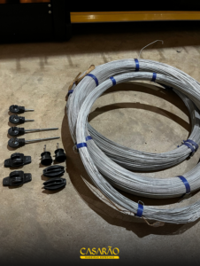 Arame e isoladores para cerca elétrica
